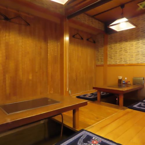 <p>掘りごたつ席は広々としており、ゆったりとくつろいでいただけます。和を基調とした店内は落ち着いた雰囲気で、日常を忘れて食事を楽しむことができます。掘りごたつ席は特に、足を伸ばしてリラックスできるため、長時間の滞在にもおすすめです。</p>