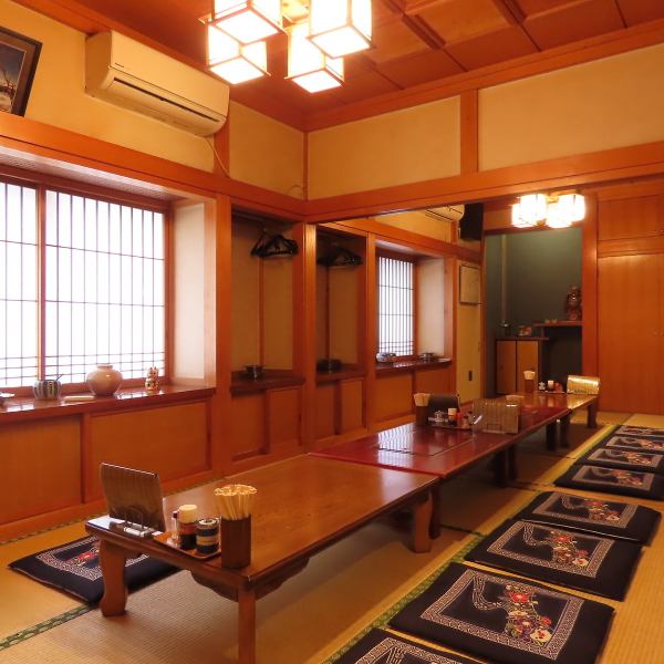 半個室は、周囲を気にせずにゆったりと過ごすことができます。20人までの大人数での利用が可能な奥の席は、会社の宴会や家族の集まりに最適です。適度なプライバシーを保ちつつも、開放感のある空間で楽しい時間を過ごせます。壁面には落ち着いた色調の装飾が施され、居心地の良い雰囲気を演出しています。