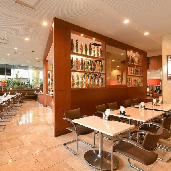 カフェ＆ビュッフェレストラン「クレール」はＪＲ福山駅南口から徒歩約1分のアクセスのよい場所にございます。四季を感じる豊富なメニューをビュッフェスタイルで存分にお愉しみいただけます。コーヒー1杯からピラフ、スパゲッティーなどの単品料理、バイキングまで、お客様の思い出に残る愉しいひとときを演出いたします。