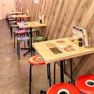テーブル席でワイワイ飲み会を！