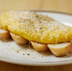 トリュフ香るチーズオムレツのブルスケッタ