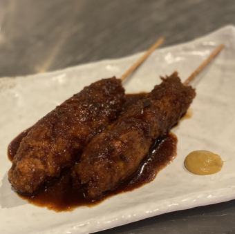 岩中猪肉串配味噌酱或酱汁