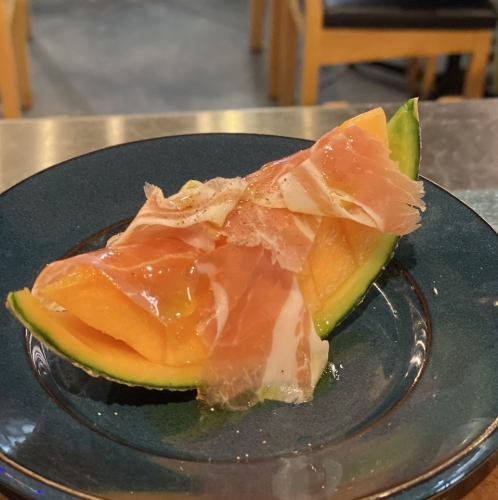 갓 깎은 생햄과 붉은 고기 멜론