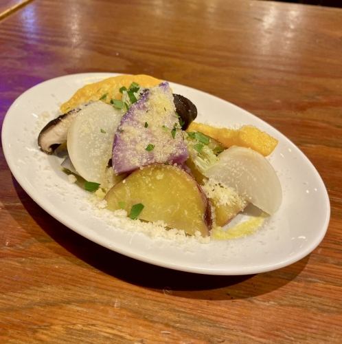 水煮冬季蔬菜,淋上帕瑪森起司