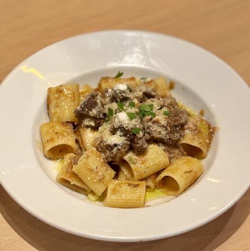 和牛ごろごろ肉の赤味噌ボロネーゼ リガトーニ