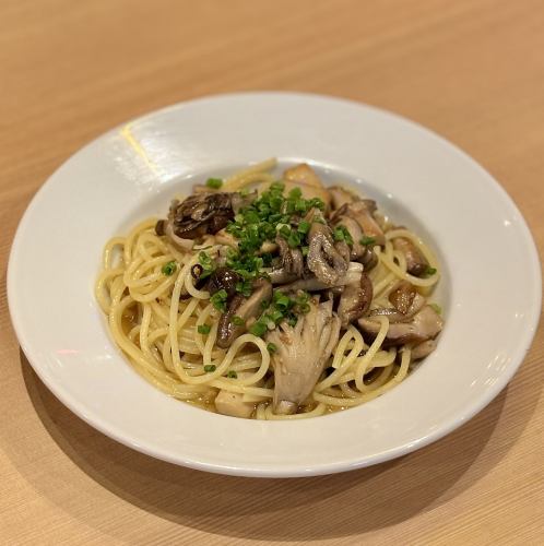4種のキノコの和風ペペロンチーノ スパゲッティ