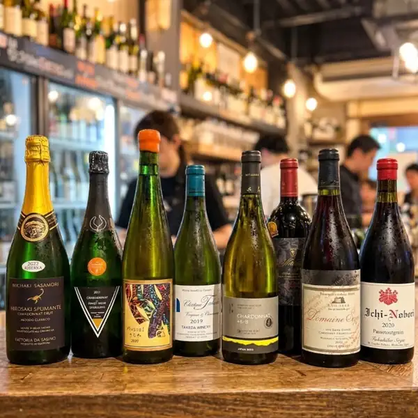 品嚐從日本各地酒莊精心挑選的約 120 種日本葡萄酒，以及採用時令日本食材烹製的創意小酒館菜餚。提供與您的餐點完美搭配的飲品是我們餐廳的特色。這裡氛圍寧靜，溫暖的木質裝潢，非常適合各種場合，從約會到宴會。盡情享用日本的美味佳餚，再配上一杯葡萄酒。
