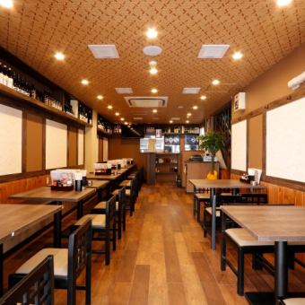 나무의 온기를 느끼는 차분한 공간.각 테이블은 느긋하게 배치되어있어 주위를 신경쓰지 않고 편안하게하는 것이 매력입니다.인원수에 맞춘 유연한 레이아웃으로 소인원수부터 그룹 이용까지 폭넓게 대응.식사와 대화를 느긋하게 즐길 수 있는 아늑한 장점이 자랑입니다.