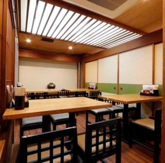 6명~8인용 완전 개인실 나무의 온기를 느낄 수 있는 공간에서 천천히 닭고기 요리를 즐겨 주세요.