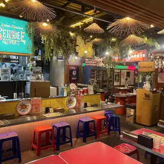 【品川駅徒歩5分の好立地!】まるで気分はタイ屋台にいるようなアットホームでにぎやかな店内♪宴会、女子会、お仕事帰りにちょっと1杯、色んなシーンでご利用いただけます。気軽にタイ料理を楽しめ、人数や用途に合わせてお席をご用意させて頂きます。【品川駅/タイ料理/ランチ/ディナー/焼き鳥/品川駅付近/肉/飲み放題】