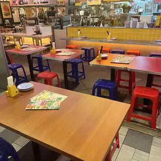 店内の中央に配置された広々としたテーブル席は、複数名でのグループ利用に最適です。色鮮やかな内装や煌めくネオンを眺めながら、自慢のエスニック料理を囲んで会話も弾みます。女子会や合コンなど、賑やかに盛り上がりたいシーンに大活躍です。
