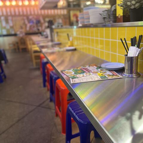 赤と青の鮮やかな椅子が並ぶカウンター席。そこは本場タイの活気あふれるタイ屋台のような雰囲気で、日常を離れた楽しい時間をお過ごしいただけます。お仕事帰りの気軽な一杯など、心地よい時間をお過ごしくださいませ。