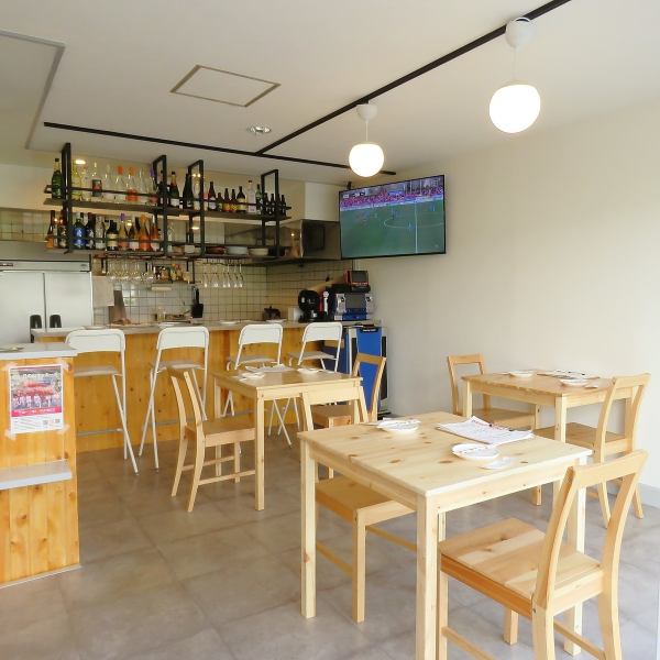 【様々なシーンでご利用いただきやすい】女性のお客様やファミリーの方まで幅広くご利用いただけます。また、テレビも設置しておりますのでスポーツ観戦などにもおすすめです◎