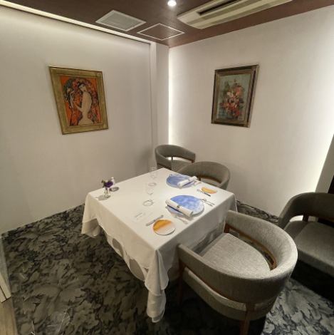 有名絵画を見ながらの贅沢なお食事をお愉しみいただけます。プライベートな時間を過ごせる個室もご用意しておりますので、デートや記念日など様々なシーンでご利用ください。大人気のお席となっておりますのでご予約はお早めに。