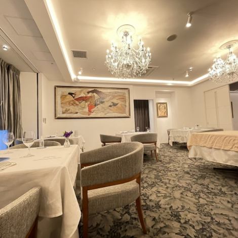 光輝くスワロフスキーのシャンデリアがかもしだすヨーロピアンモダンな空間に、カトラリーは1830年に創業したフランスのシルバーウェア 　“クリストフル”“マルシー”シリーズを添えて食卓の芸術を演出。ゴージャスな時間をお過ごしください。