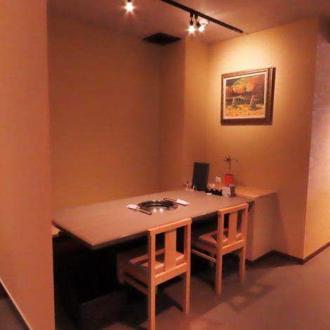 [Table seats] The seats next to you are separated by partitions, so you can eat without worry.