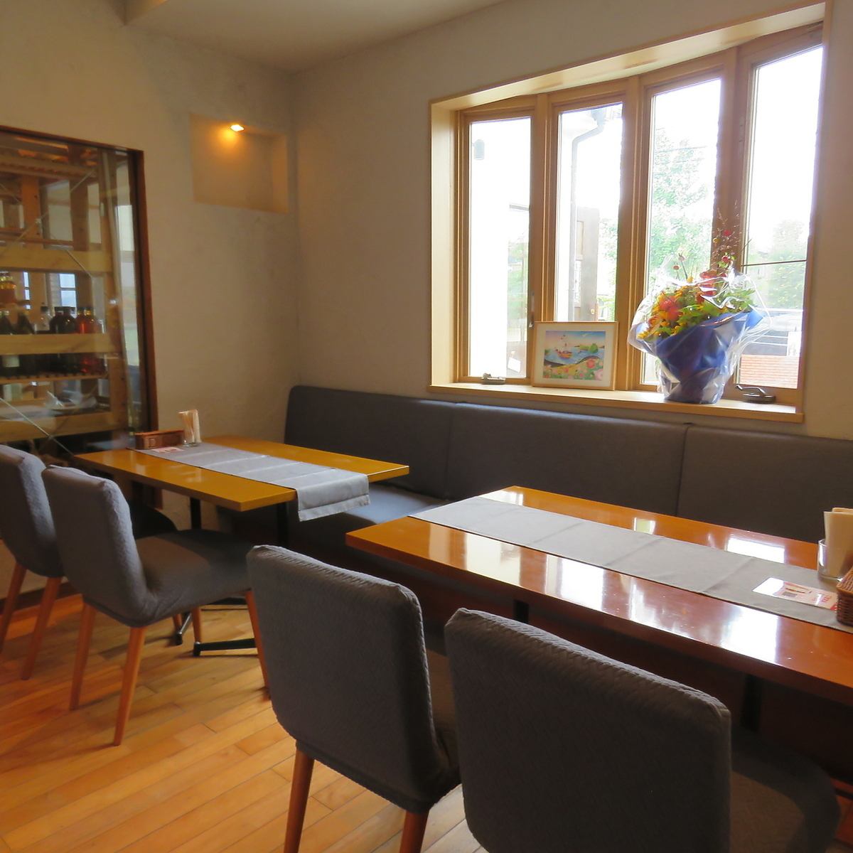 落ち着きのある雰囲気の中で食事をお楽しみくださいませ♪