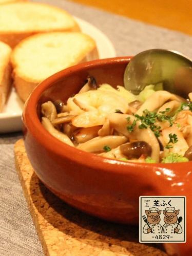 最强寒潮来袭！何不来份Shibafuku热气腾腾的蒜蓉汤暖暖身子呢？
虾仁蘑菇，培根蘑菇。搭配法棍面包享用更佳！
我们还提供热葡萄酒和热清酒（^^）
#柴福
#户冢安行
#东川口
#川口美食
#Abijo