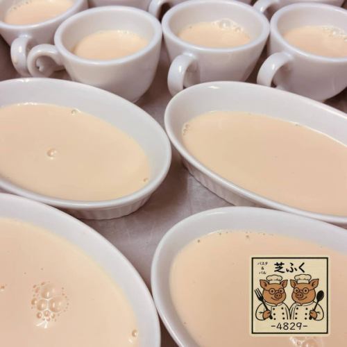 芝福自制烤绿茶布丁。上桌时，上面会淋上红豆沙和鲜奶油。
烤绿茶的香气与豆沙的甜味完美融合。这是你在这个季节会想吃的甜点哦 (^^)
烤绿茶布丁只剩下几个了，快来抢购吧！
如果售罄，请提出请求。
一份包含两道菜的拼盘售价500日元。三件套拼盘售价750日元。
#芝福甜点
#户冢安行
#东川口
#川口美食
#川口市
#日式甜点
#焙茶布丁