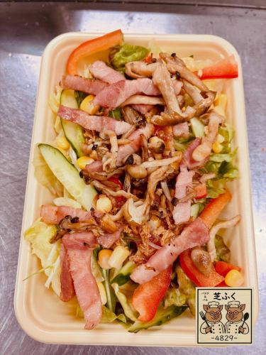 「芝ふくパスタ」のテイクアウトについてご紹介(^^)

テイクアウトは、食べる直前にご自身で仕上げていただくスタイルです。

自家製ドレッシングを絡めた冷製パスタの上に、
たくさんの野菜・炒めたきのことベーコン・ドライオニオンなどなどがのっています。
※ここまではお店と一緒です。

ドレッシングは別容器でお渡ししますので、
お召し上がりになる直前にかけてください。

お店でドレッシングをかけてからお渡しすると野菜がぺっしゃりしちゃうので、ご協力ください(^^)

ドレッシングはたっぷりめに入っていますので、
野菜を足してご家族で召し上がったり、後日サラダやグリルしたチキンにかけたりとお使いいただけます。
全部パスタにかけてももちろんOK！お好みで！

花粉の季節、外出したくない日にはデリバリーをご利用ください。
Ubereatsの対応も始まりました(^^)
テイクアウトはお店公式サイトからがオススメです。

#芝ふく
#川口ランチ 
#デリバリー 
#ubereats 
#花粉の季節はおうちご飯