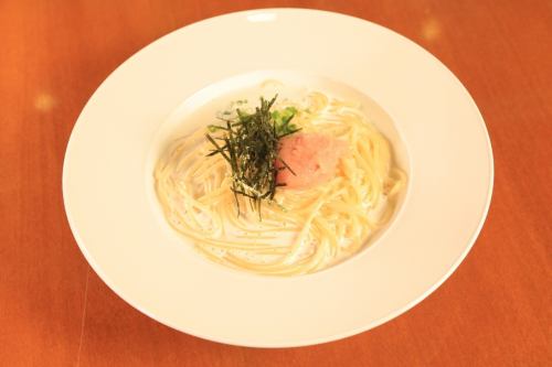 《たらこクリームのススメ》

おはようございます。
本日は「たらこクリームパスタ」のご紹介を。

芝ふくのやさしいクリームソースがたっぷり絡んだパスタ。その上に生のたらこもたっぷり(^^)
和風とクリームのいいとこ取りで、ファンの多い一品です。

 トッピングされた刻み海苔と小ネギがベストマッチ。
風味と食感を引き立ててくれます。

ランチタイムは、
・普通
・ちょっと多め
・ちょっと少なめ
から選べて、お値段は1,160円（税込）。
乾麺の量だと、だいたい20gずつ変わります。

さらに…
・中盛（1.5倍）＋200円
・大盛（2倍）＋350円
でもお楽しみいただけます。大盛りは腹パン間違い無しですのでご注意ください！

ぜひランチタイムに、芝ふくのたらこクリームパスタをお試しください(^^)

【芝ふく -4829-】
住所：埼玉県川口市戸塚境町31-1
営業時間：11:00～14:30／17:00～22:00
定休日：月木　月曜が祝日の週は、水曜・木曜
駐車場：4台（店舗向かい駐車場No.1～No.3／敷地内に1台）
支払方法：現金、クレジットカード各種、交通系IC、iD、QUICPay、楽天ペイ、PayPay、d払い、au PAY、WeChat Pay
※ランチ：料理・ドリンクL.O. 14:00／ディナー：料理L.O. 21:00・ドリンクL.O. 21:30

#芝ふく #川口ランチ #パスタ好きな人と繋がりたい #たらこパスタ #東川口グルメ