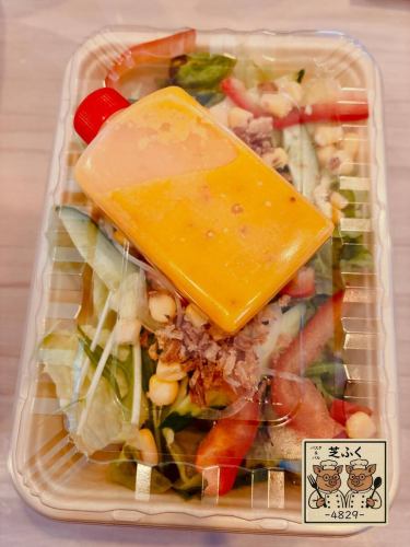 推出“芝福意面”外卖选项 (^^)

外卖是一种自己先把饭菜吃完，然后再吃的用餐方式。

在冷意面上淋上自制酱汁，
上面铺满了各种蔬菜、炒蘑菇、培根、干洋葱等等。
*到目前为止，一切都和店内一样。

酱汁将单独盛放。
上菜前再加入。

如果我们在餐厅给您上菜前就加了调料，蔬菜会变得扁塌，请您配合一下哦 (^^)

有很多衣服可以穿。
您可以加入一些蔬菜，然后端给家人享用，或者之后用来做沙拉或搭配烤鸡。
当然，你也可以把它浇在意大利面上！随你喜欢！

花粉季期间，如果您不想出门，请使用我们的送货服务。
我们也开始支持 Uber Eats 了 (^^)
如果想外带，我们建议您从商店的官方网站订购。

#柴福
#川口午餐
＃送货
#ubereats
#花粉季自制餐食