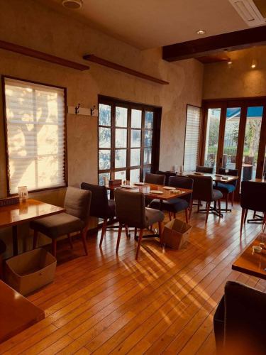 I mow the grass in the evening.
As the days get longer, sunlight filters in from the greenway side around 5 PM.
How about a quick drink early in the day?
We welcome customers who only wish to have a meal.

We are closed today, so we look forward to seeing you again tomorrow!
#Shibafuku
#Totsuka Angyo
#Higashi-Kawaguchi
#Kawaguchi Gourmet
#Sunlight filtering through the trees inside the store