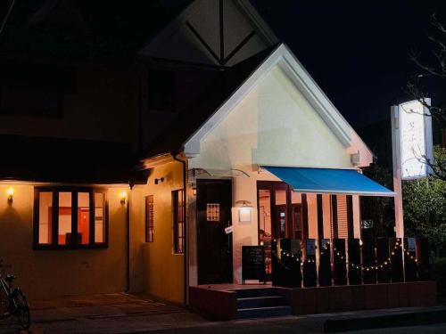 This is Shibafuku at night (^^)
I love the color of the light spilling out.

Some of our customers love the dappled sunlight during the day, but how about enjoying the warm glow of the lights at night?
Evenings are nice too, though (^^)

We look forward to your visit anytime! 🌙

#Shibafuku
#Totsuka Angyo
#Higashi-Kawaguchi
#Kawaguchi Gourmet
#Nighttime Shibafuku
