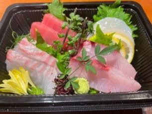 Sashimi Platter of Fresh Seasonal Fish and Local Fish (Plum)