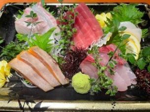 Sashimi platter of fresh seasonal fish and local fish (bamboo)