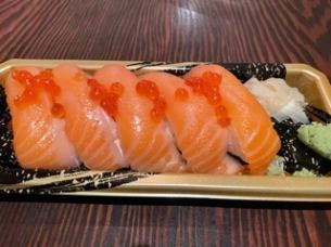Salmon and salmon roe nigiri sushi (5 pieces)