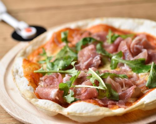 生ハムとルッコラのトマトソースピザ
