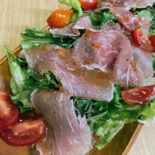 生ハムたっぷりサラダ