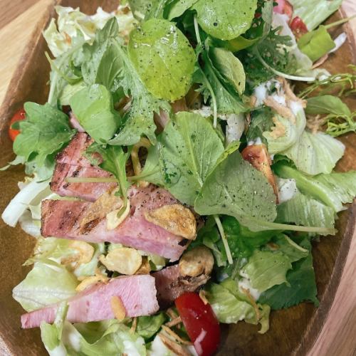 厚切りベーコンが乗ったシーザーサラダ