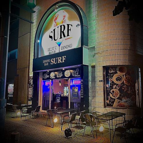 OPENのネオンが目印です