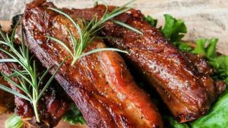 自家製スペアリブ