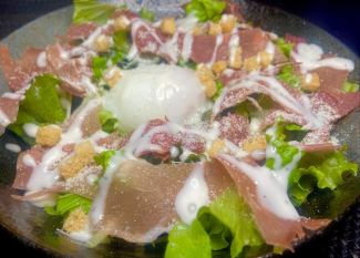 生ハムと温泉卵のシーザーサラダ