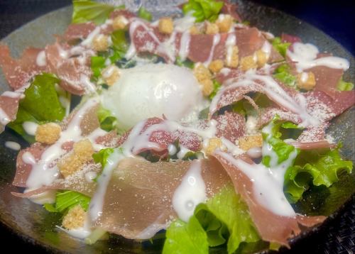 生ハムと温泉卵のシーザーサラダ