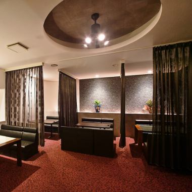 カーテンで仕切られた個室を完備しております。8名以上からお席の指定可能！普段使い、デートや会食でのご利用がメイン。宴会時のご利用はカスタマイズも可能で20名様までワンフロアで対応致します。