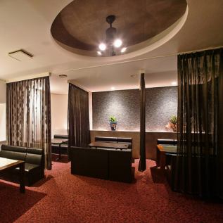 テーブル席　カーテンで仕切られた半個室　4名席3卓2階は10名様以上からお席の指定可能！