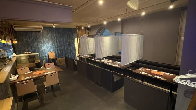 仕切りありの1階のお席は柔らかな照明のテーブルソファ席をご用意しております。4名席×5卓あり、広々した店内でゆったりとお過ごし下さいませ。