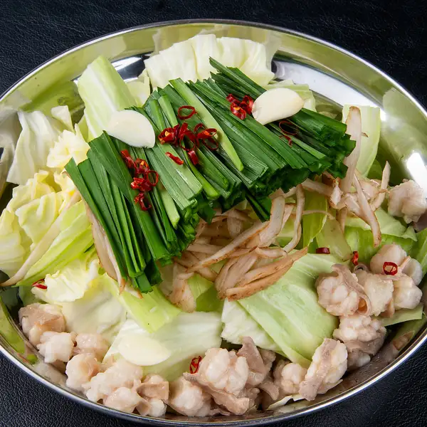 【博多名物】ぷりぷり国産牛もつ使用！本場の味を堪能する絶品「博多もつ鍋」