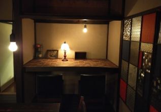 【カウンター席】1名様用×2席押入れだった場所をほのかな灯りの飲食スペースに