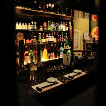 居酒屋ながらまるでバーにいるよう！？周りと仕切られたカウンターは１名様大歓迎♪もちろん、２名様でも大歓迎です！！