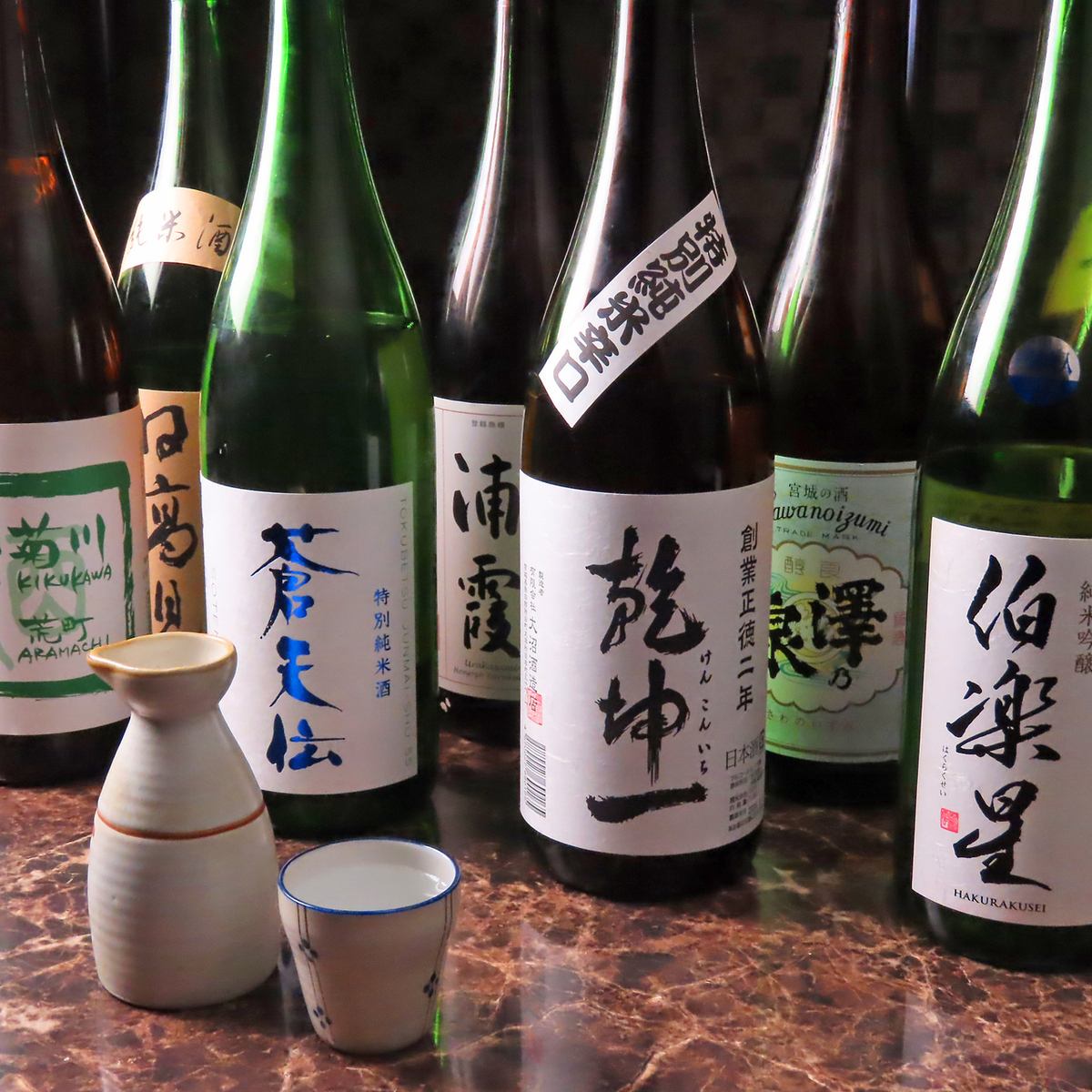 15種の厳選された日本酒を利き酒セットで選びながら飲み比べ可能