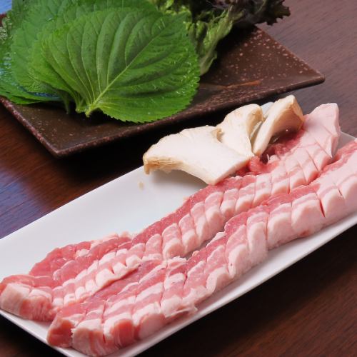 【人気No.1】本場の雰囲気に浸る、当店自慢のサムギョプサル 1人前　1,480円税込