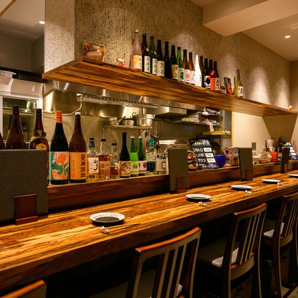 普通の居酒屋のような雰囲気を持ちながら、ゆったり落ち着いて過ごしていただける空間。地元の方々にも気軽にご利用いただきたいという思いから、温かみのあるお席でご用意しています。ゆっくり落ち着いてお食事いただけるよう心地よいサービスを心掛けています。友人や家族との楽しいひと時を当店でお過ごしください。