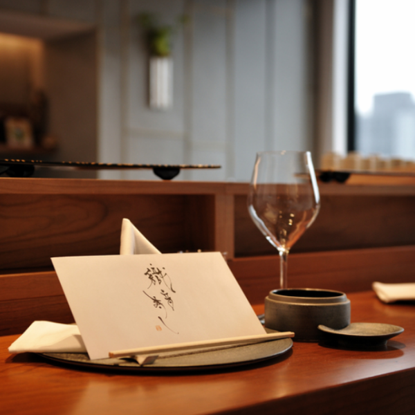 【全席カウンター】当店は全席カウンター席のとても落ち着いた雰囲気となっております。ランチ・ディナー共に自慢のコースをご用意しており、優雅なひとときをお過ごしいただけます。