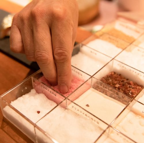 100種類以上の塩から選ぶ最適なひと粒が珠玉の一貫を