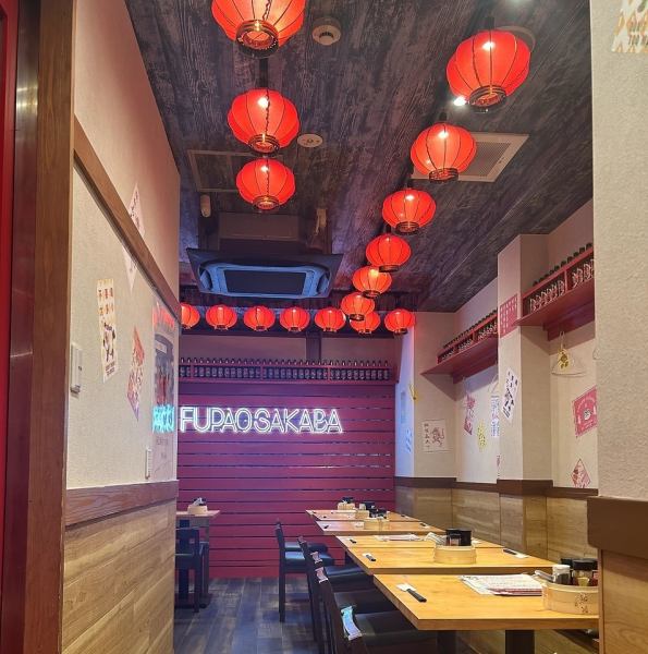 インテリアにこだわった、その場にいるだけで明るく・楽しくなれる賑やかな空間♪どの場所から見てもおしゃれで、写真映えも◎仕事帰りのお食事やデート、グループ利用、女子会、飲み会など様々なシーンでご利用いただけます◎日々の疲れを癒す銭湯のようにふらりとお立ち寄りください!ご来店お待ちしております。